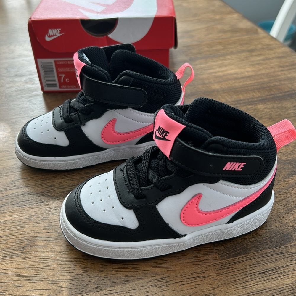 ✨Like-New in Box Nike Court Borough Mid 2 size 7 C